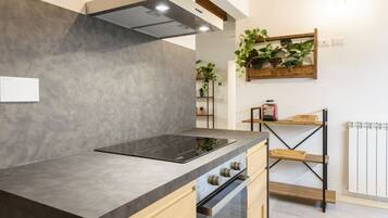 Frigorifero, microonde, forno, piano cottura