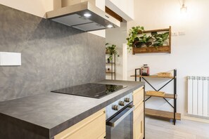 Een koelkast, een oven, een kookplaat, een vaatwasser