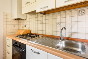 Refrigerador, horno, parrilla de estufa y utensilios de cocina 