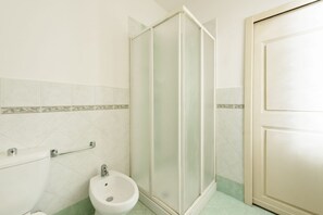Dutxa, assecador de cabells, bidet i tovalloles 