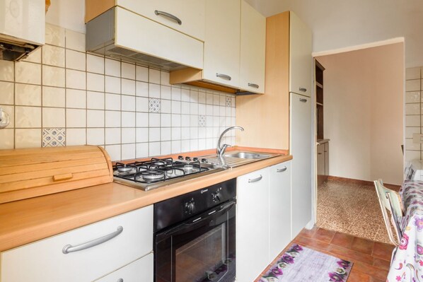 Kühlschrank, Ofen, Herdplatte, Kochgeschirr/Geschirr/Besteck