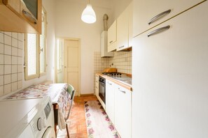 Kjøleskap, ovn, kokeplater og kjøkkenutstyr