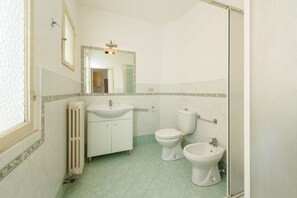 Dusche, Haartrockner, Bidet, Handtücher