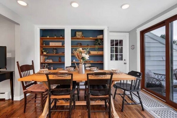 Dining - Cheerful 3bd Cape yards from beach/ river access (Waterford)