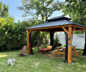 Outdoor dining - Cheerful 3bd Cape yards from beach/ river access (Waterford)