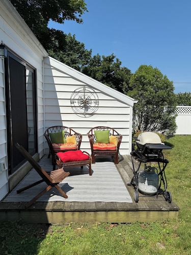 Cheerful 3bd Cape yards from beach/ river access
