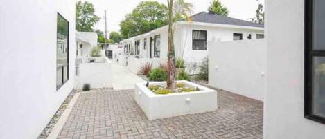 المنطقة المحيطة بالمنشأة