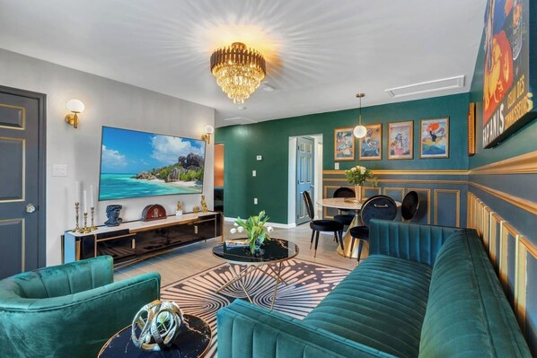 TV connectée, cheminée, livres, chaîne hi-fi