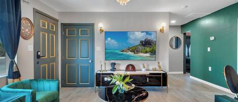 Smart-TV, Kamin, Bücher, Stereoanlage