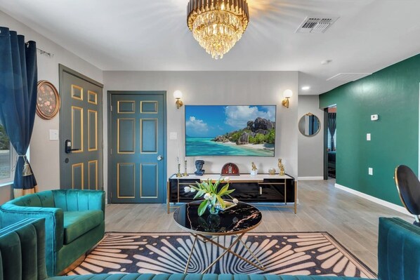 Smart-TV, Kamin, Bücher, Stereoanlage