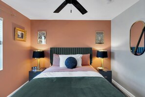 2 soverom, skrivebord, strykejern/-brett og wi-fi (inkludert)