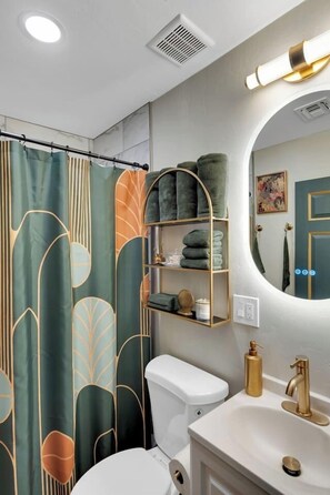 Sèche-cheveux, serviettes fournies