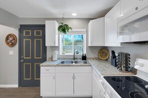 Kjøleskap, mikrobølgeovn, ovn og kokeplater