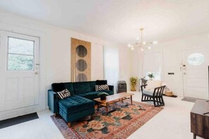 Living area - Fox at Fourth Street Walk to downtown Chico (Chico)