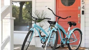 A turquoise bicycle parked in front of a house with a red door and the number 454. - Fox at Fourth Street Walk to downtown Chico (Chico)
