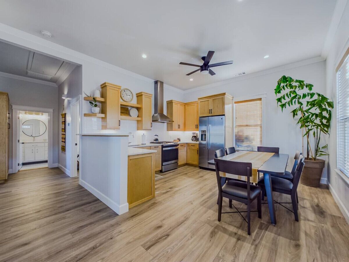 Kjøleskap, ovn, kokeplater og oppvaskmaskin