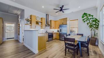 Refrigerador, horno, placa de cocina, lavavajillas