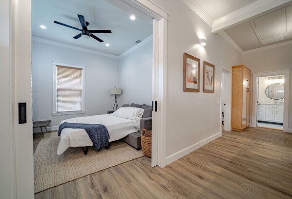 2 habitaciones, escritorio y tabla de planchar con plancha 