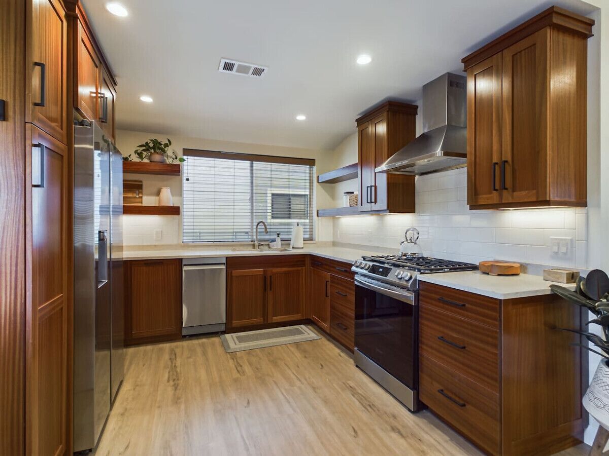 Fridge, oven, stovetop, dishwasher