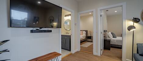 3 habitaciones, escritorio y tabla de planchar con plancha