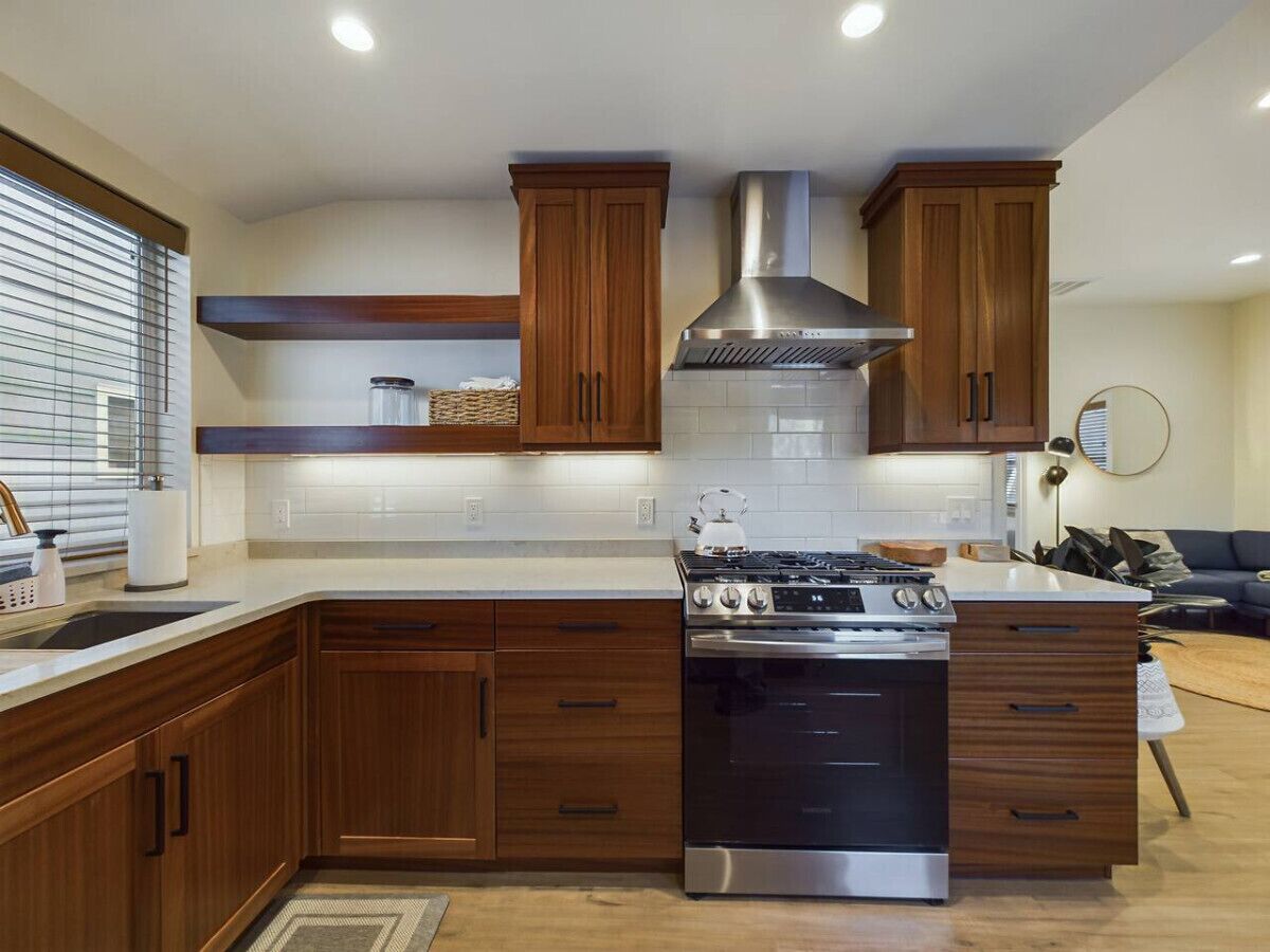 Frigorífico, horno, placa de cocina y lavavajillas