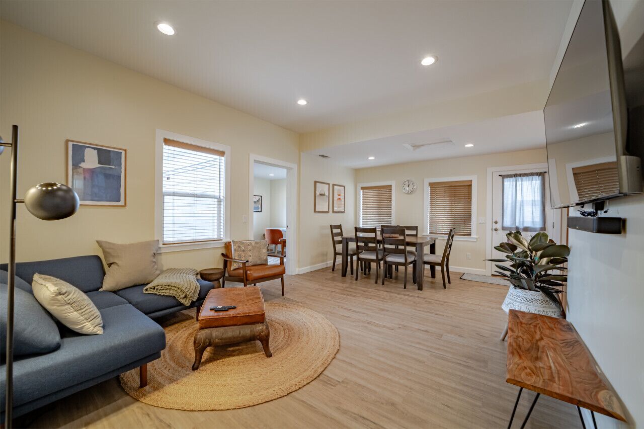 Una televisión, un reproductor estéreo