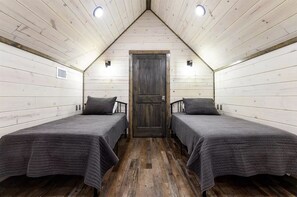 4 bedrooms, desk, free WiFi, bed sheets - SXS Trail Access:Pet Friendly:Fun for the entire family!  (Broken Bow)