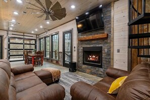 Smart TV, fireplace - SXS Trail Access:Pet Friendly:Fun for the entire family!  (Broken Bow)