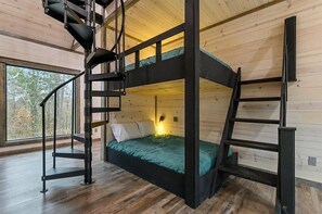 4 bedrooms, desk, free WiFi, bed sheets