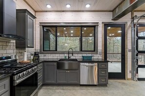 Fridge, microwave, oven, stovetop - SXS Trail Access:Pet Friendly:Fun for the entire family!  (Broken Bow)