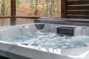 Outdoor spa tub - SXS Trail Access:Pet Friendly:Fun for the entire family!  (Broken Bow)