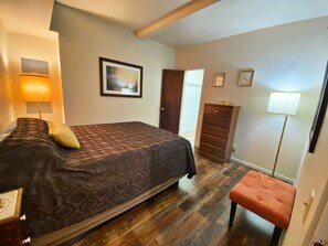 2 bedrooms, iron/ironing board, travel cot, free WiFi