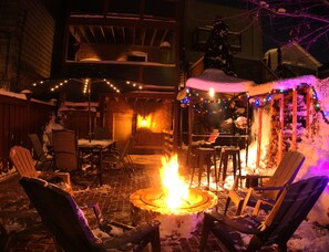 Outdoor dining - The Banksy-King Bed-Firepit-Rooftop-United Center (Chicago)