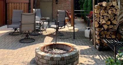 The Banksy-King Bed-Firepit-Rooftop-United Center
