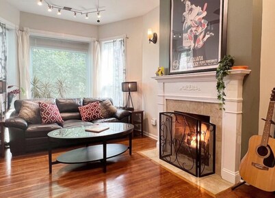 The Banksy-King Bed-Firepit-Rooftop-United Center