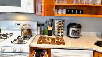 Refrigerador, microondas, horno y parrilla de estufa