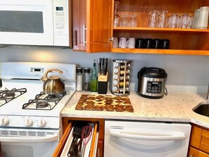 冷蔵庫、電子レンジ、オーブン、コンロ