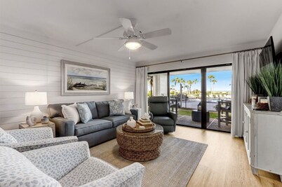   Oceanfront Luxury Retreat/Newly Remodeled/Steps to Sand & Surf