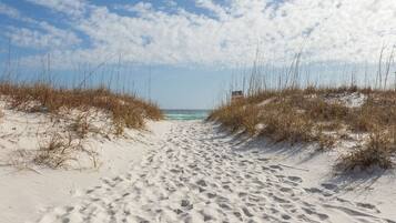 Plage, chaises longues, serviettes de plage
