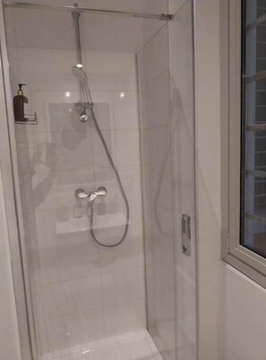 Amenidades de baño gratuitas, toallas, jabón, papel de baño 