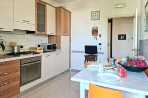 Micro-ondas, cooktop, cafeteira/chaleira
