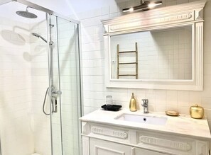 Séchoir à cheveux, serviettes fournies, savon, papier de toilette
