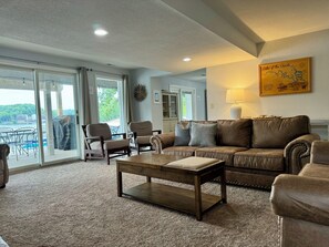 TV connectée, cheminée, livres