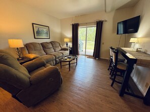 Smart TV, books - Country Apartment Rental in an Outdoor Paradise! (Mount Carroll)