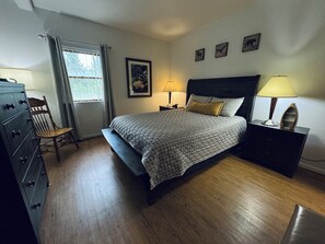 2 bedrooms, desk, iron/ironing board, travel crib - Country Apartment Rental in an Outdoor Paradise! (Mount Carroll)