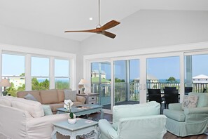 ハウス ベッド (複数台) (Bleu Rivage) | リビング エリア