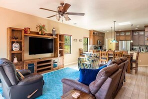 Living area - “Sedona Bliss” :Dog & Kid friendly, Hot Tub! (Sedona)