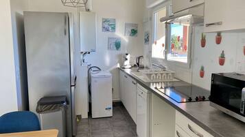 Fridge, dishwasher, cookware/dishes/utensils