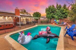 Pool - Vacation made easy! Your Dream Family Vacation with Kid-Friendly Amenities (Poway)