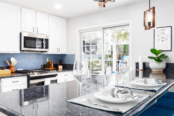 Fridge, microwave, oven, stovetop - Vacation made easy! Your Dream Family Vacation with Kid-Friendly Amenities (Poway)